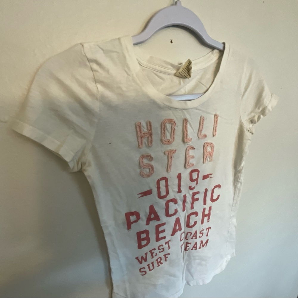 Hollister White T-Shirt y2k with pink lettering